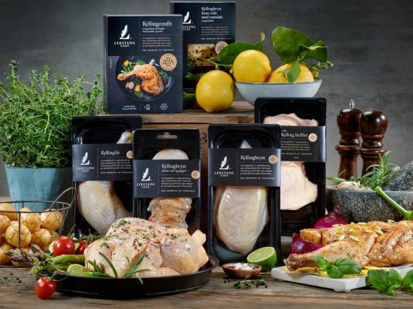 Lerstang kylling i pakning og på fjøl med urter og grønnsaker