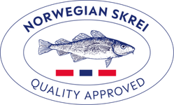 Et logo med teksten 'Norwegian Skrei Quality Approved' og et bilde av en skrei-fisk, samt norske flagg i rødt, hvitt og blått.