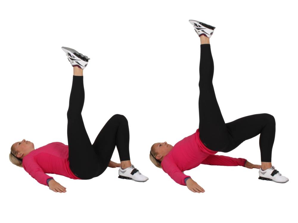 To personer utfører en øvelse der den ene ligger på ryggen med benene opp i luften og den andre har beina opp i luften over kroppen, begge i treningsøyemed.