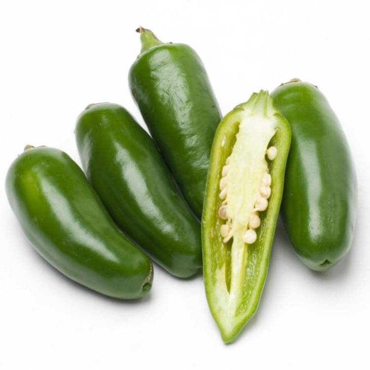 Fremstående jalapeñopepper med én som er delt på langs, viser frø og innmat
