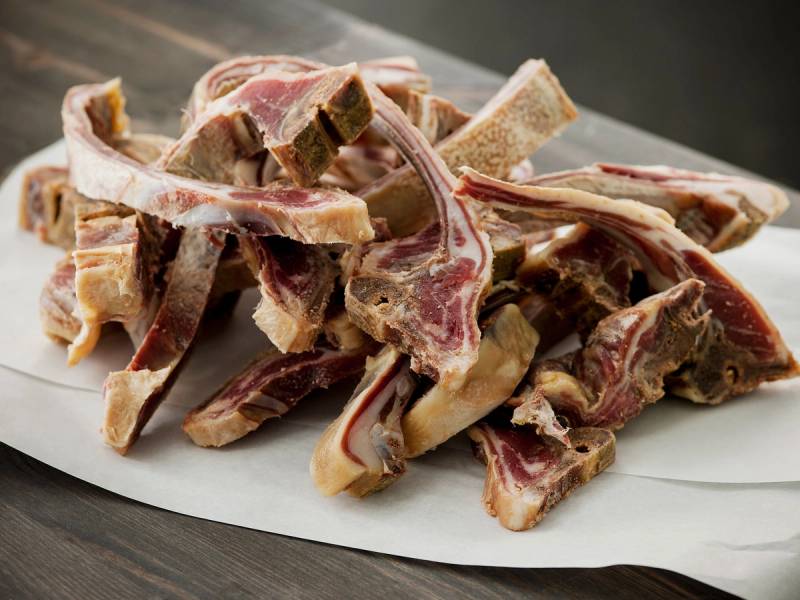 Pinnekjøtt med ben på en hvit tallerken