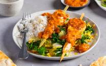 Kylling satay med ris og grønnsaker på en tallerken, ser ut til å være ukens middag.