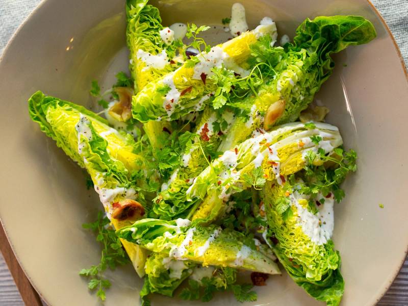 Hjertesalat med sitron og nøtter i en skål