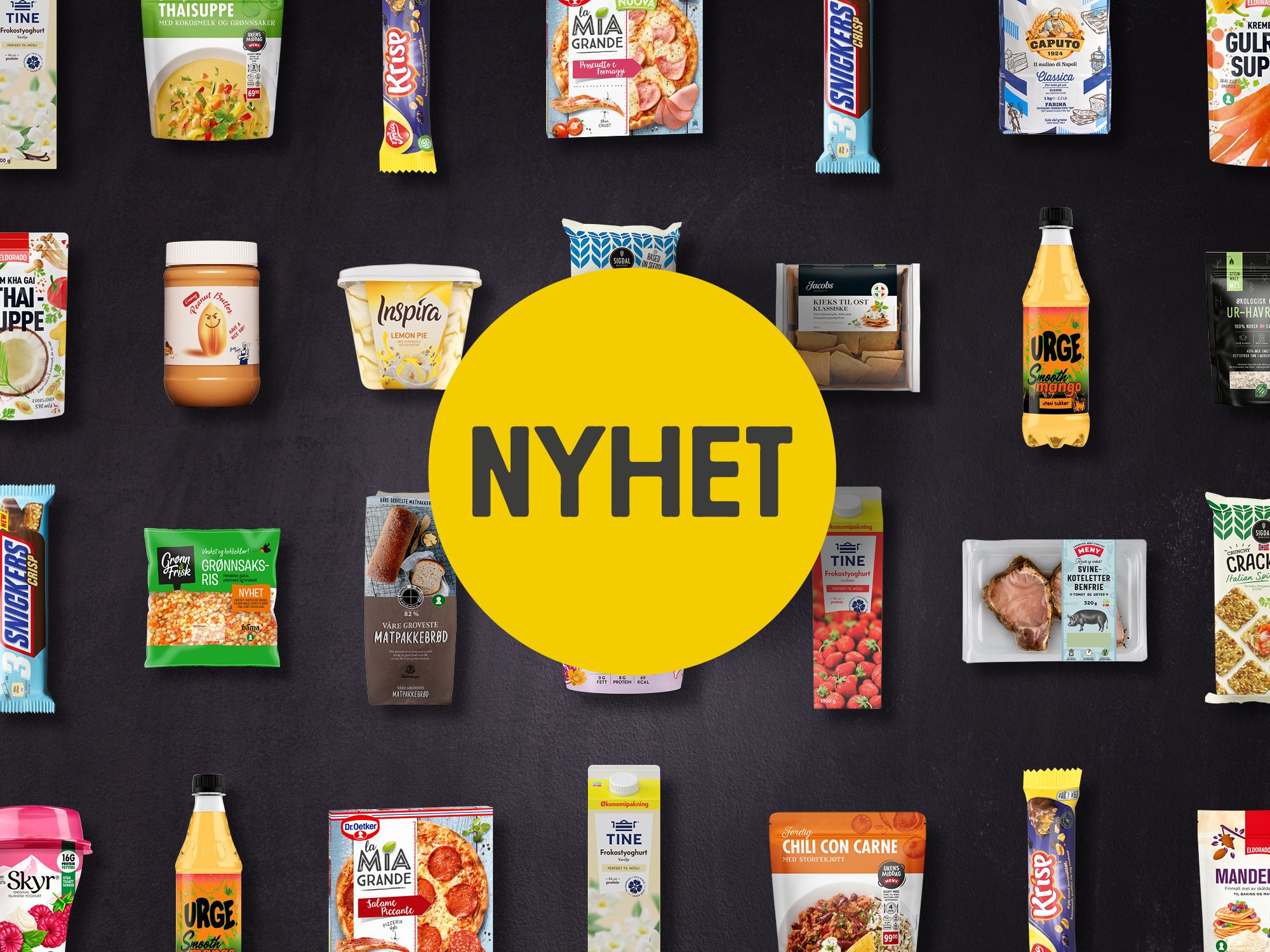 En butikkhylle med ulike mat- og drikkevarer, med en stor gul sirkel med teksten 'NYHET' i midten.