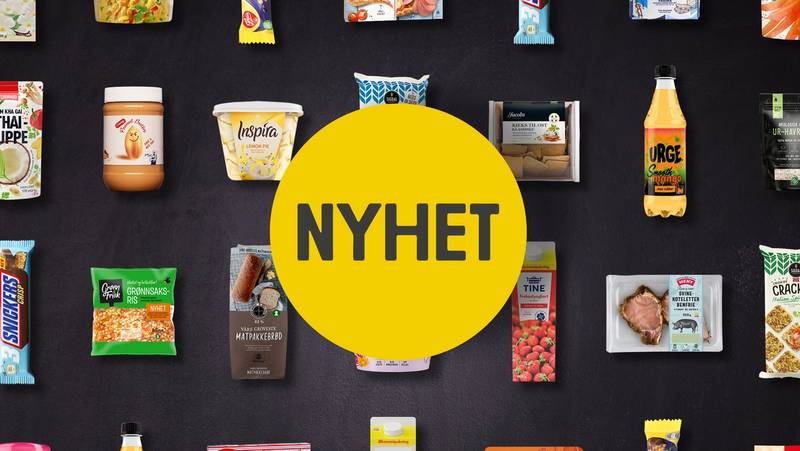 En butikkhylle med ulike mat- og drikkevarer, med en stor gul sirkel med teksten 'NYHET' i midten.