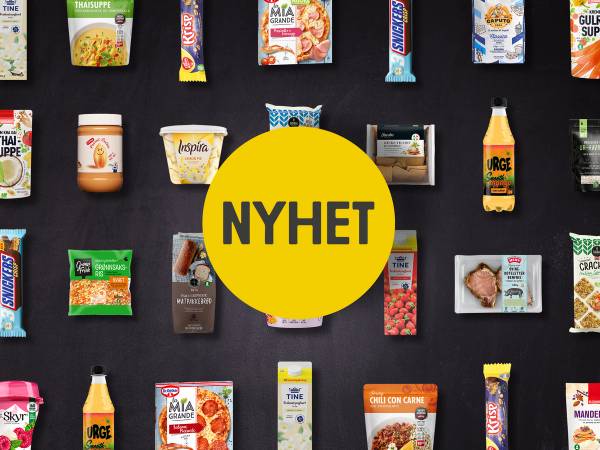 En butikkhylle med ulike mat- og drikkevarer, med en stor gul sirkel med teksten 'NYHET' i midten.
