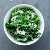 Grønnkål som er brukt som tapas på en hvit tallerken.