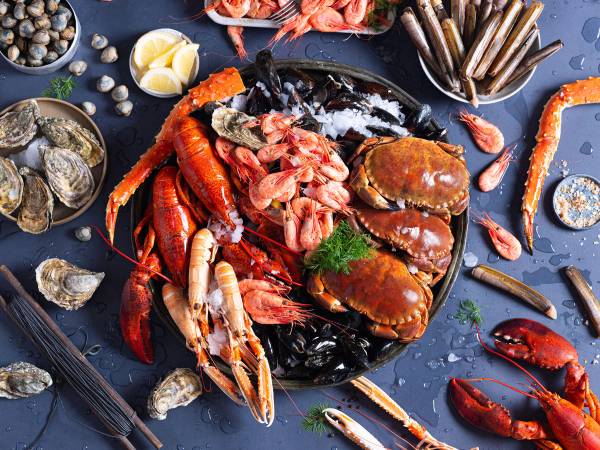 Skalldyrfat med hummer, sjøkreps, reker og krabber