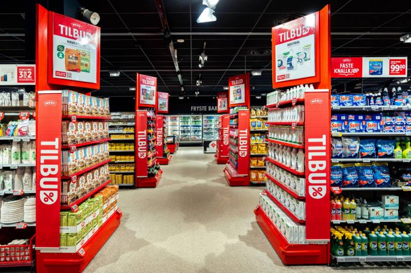 Inne i en dagligvarebutikk med hyller fylt med ulike matvarer og tilbudsskilt, sannsynligvis i Tveita.