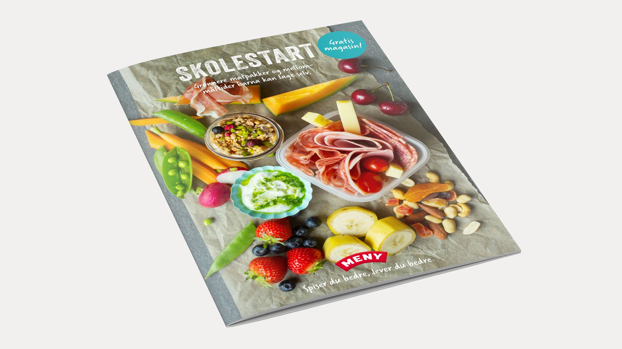 En skolemat-mockup med ulike matvarer og skoleutstyr på forsiden av en katalog eller brosjyre.