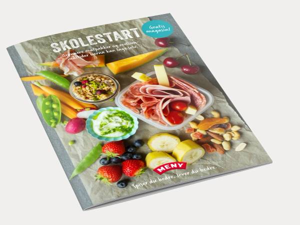 En skolemat-mockup med ulike matvarer og skoleutstyr på forsiden av en katalog eller brosjyre.