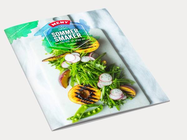 En reklame- eller produktmockup med sommer-smaker, inkludert frukt og grønnsaker, på en hvit bakgrunn.