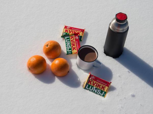 På snø med tre appelsiner, en termos, en kopp med drikke og to pakker Kvikk Lunsj sjokolade som turmat til påsketuren.