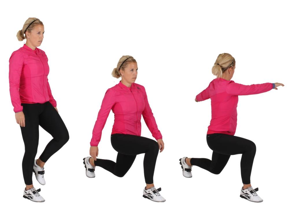 En person i rosa treningsjakke og svarte bukser utfører ulike knebøy- og balanseøvelser, sett i tre ulike posisjoner.