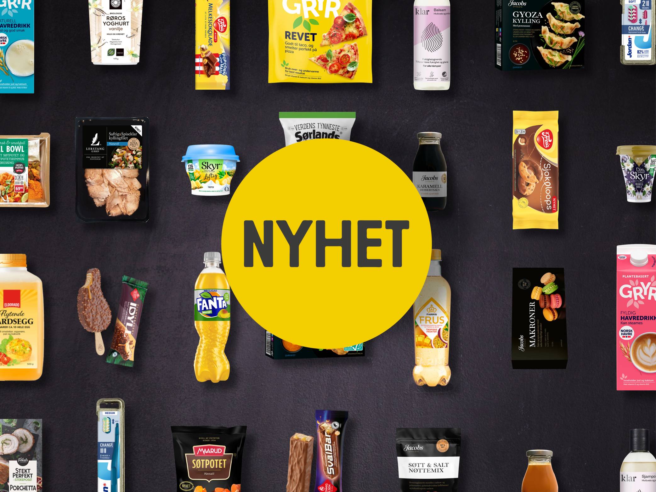 Et utvalg av dagligvarer og snacks på en butikkhylle med en stor gul sirkel med teksten 'NYHET' i midten.