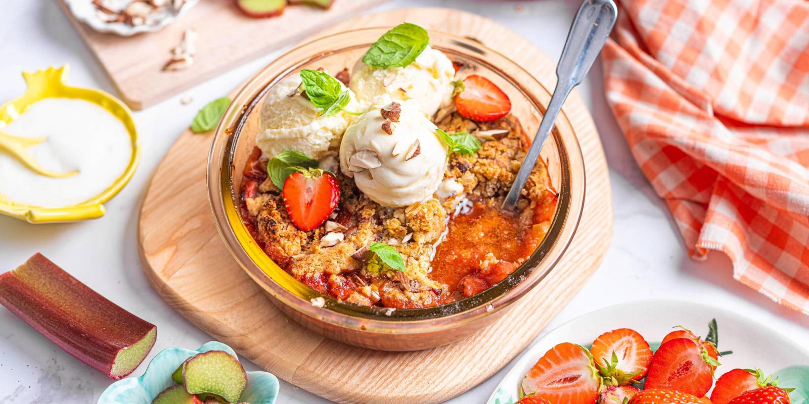 Crumble med jordbær og rabarbra
