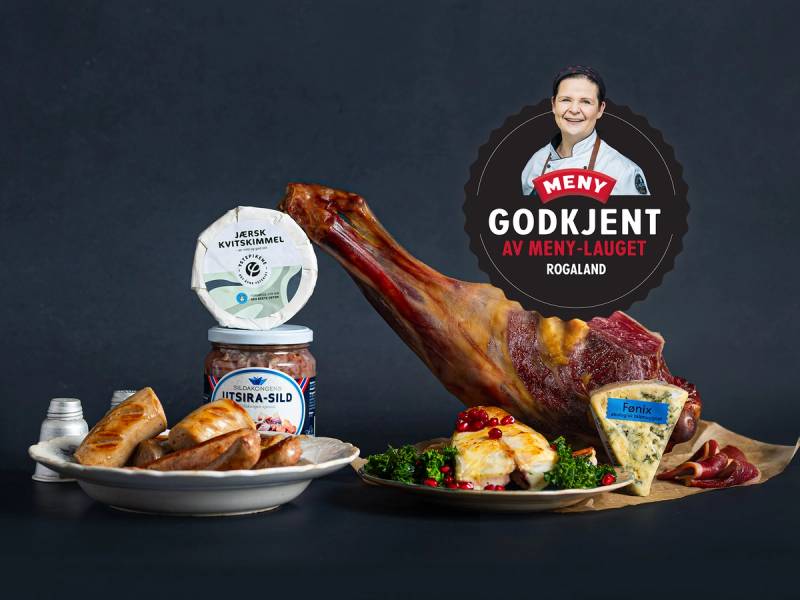 En tallerken med rogalandsk mat, inkludert kjøtt, ost og tilbehør, med en pakke med pålegg og en logo som sier 'Meny Godkjent av Meny Laug', mot en mørk bakgrunn.