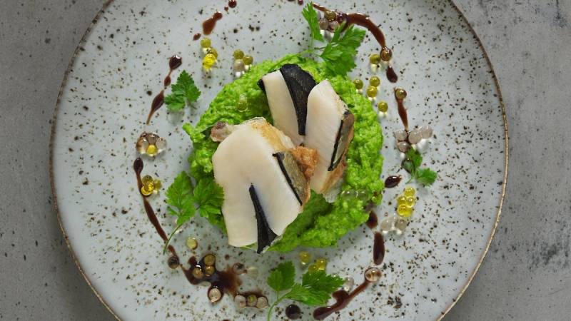 Tallerken med ertepuré, kamskjell og trøffel