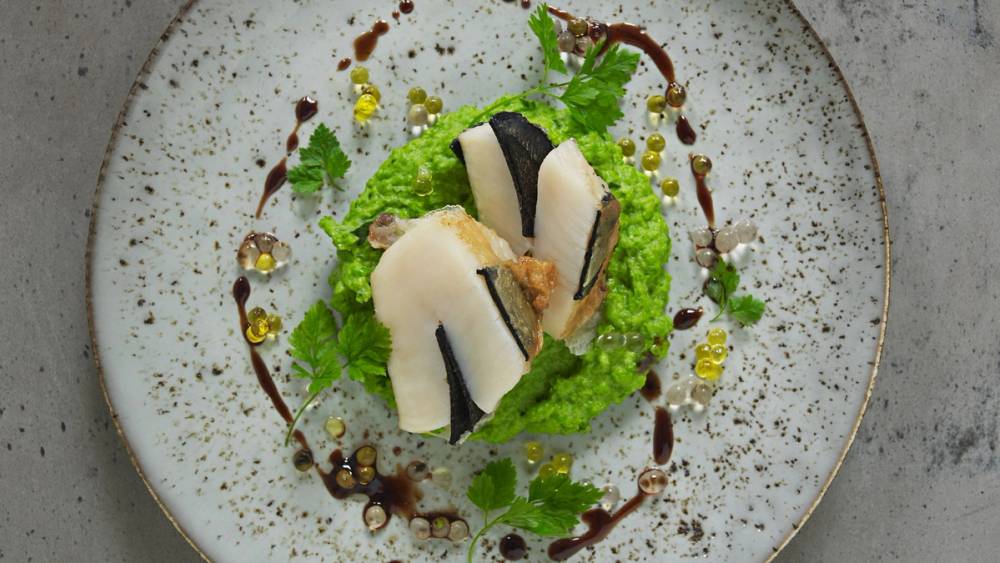 Tallerken med ertepuré, kamskjell og trøffel