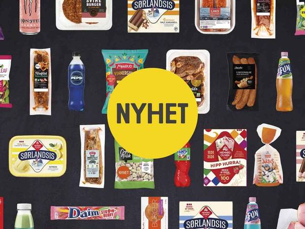 Et utvalg av mat- og drikkevarer, inkludert sjokolade, kjeks, brus, yoghurt og pålegg, med en gul sirkel med teksten 'NYHET' i midten.
