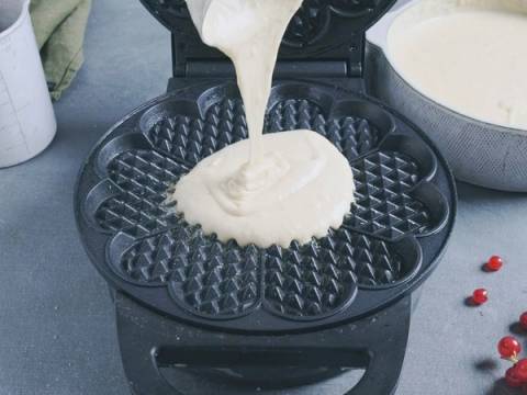 Vaffelrøre helles i et vaffeljern for å lage vafler.