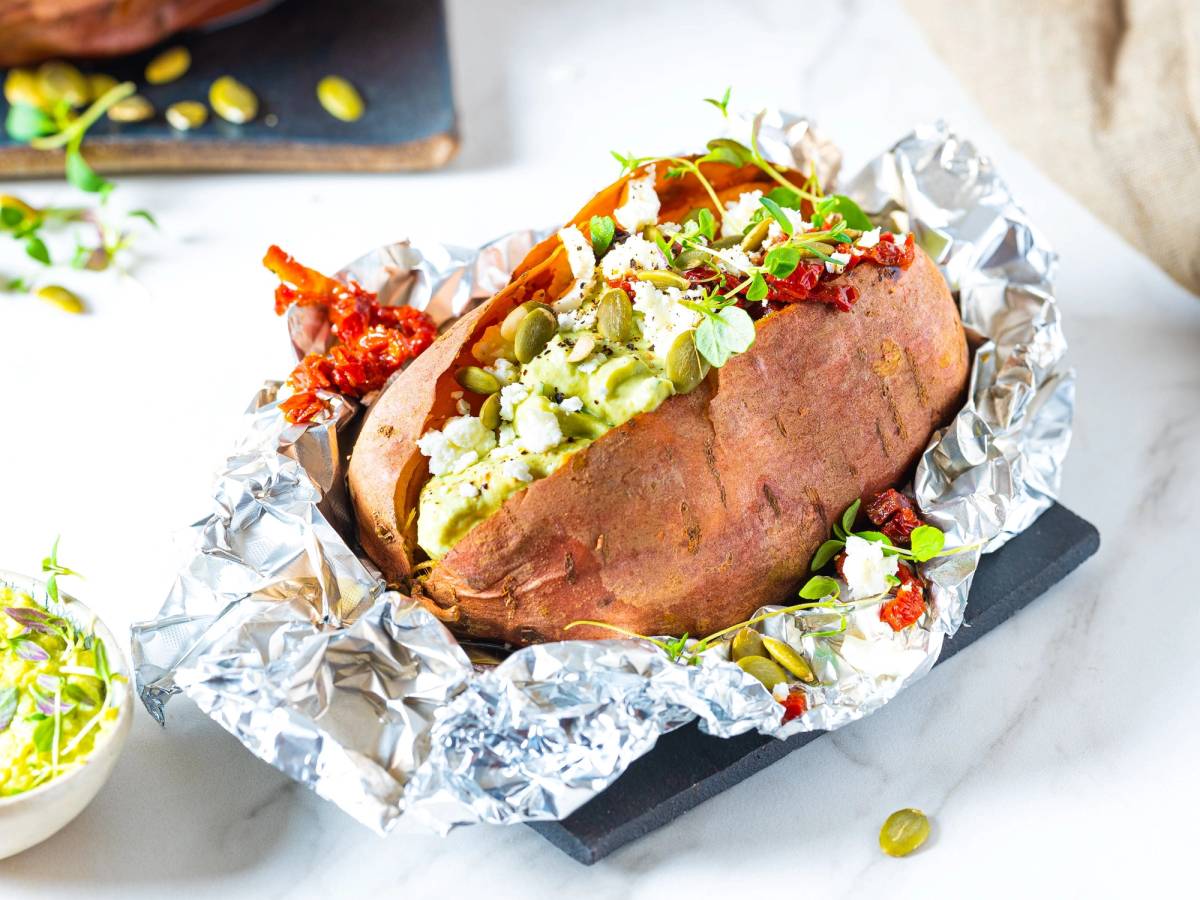 Bakt potet fylt med avokado, fetaost og grønne urter, pakket inn i aluminiumsfolie.