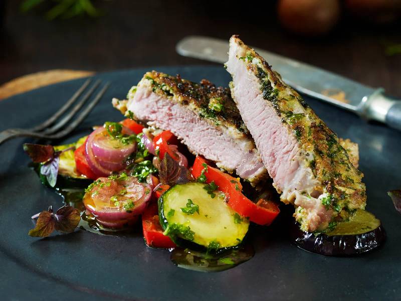 Panerte lammekoteletter med stekte grønnsaker