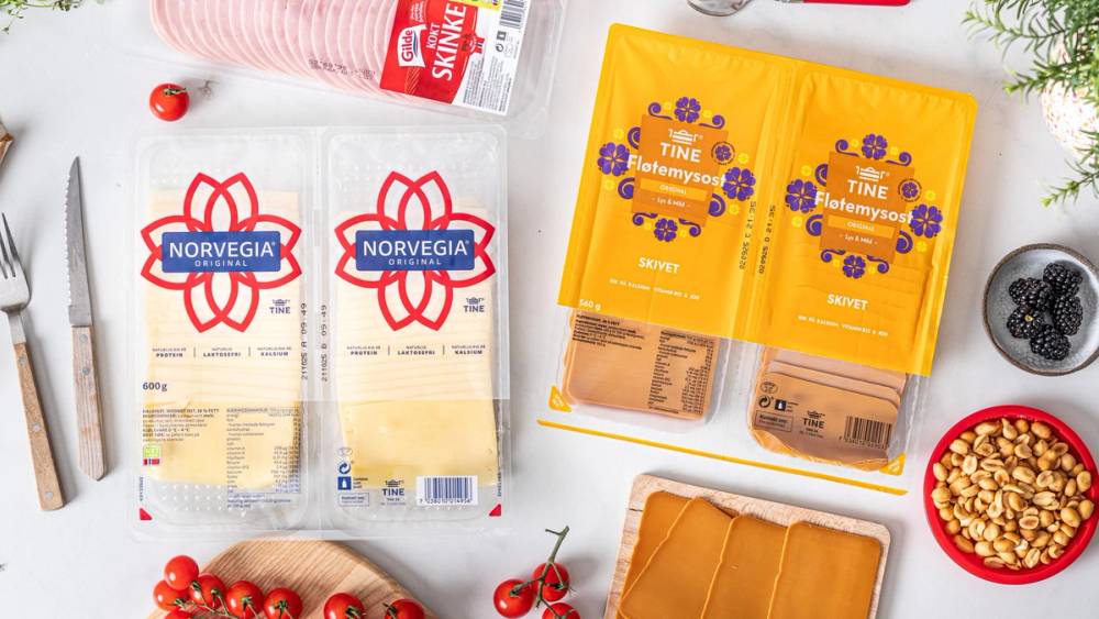 Store forpakninger med skivet ost.