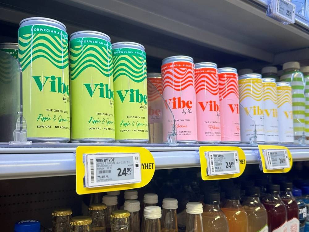Flere bokser med Vibe-brus på en butikkhylle, med priser på 24,90 kroner.