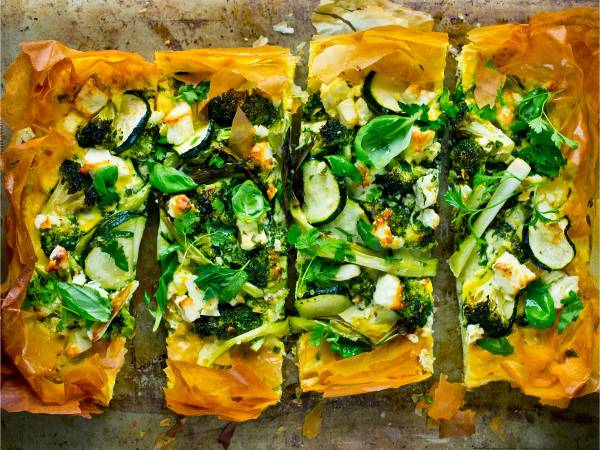 Vegetariske veggismåltider med grønnsaker og ost på en bakke, innpakket i brunt papir