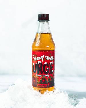 En flaske med Urge-Holiday-Flavour sitte på snø med en hvit bakgrunn.