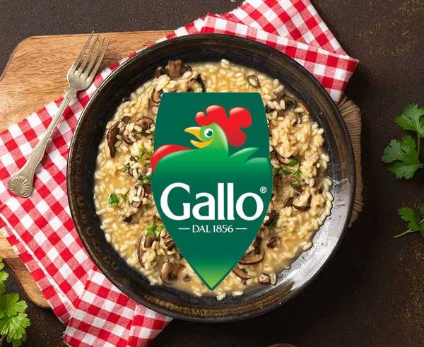 En bolle med risotto med sopp og urter, med Gallo-logo i midten av bildet.