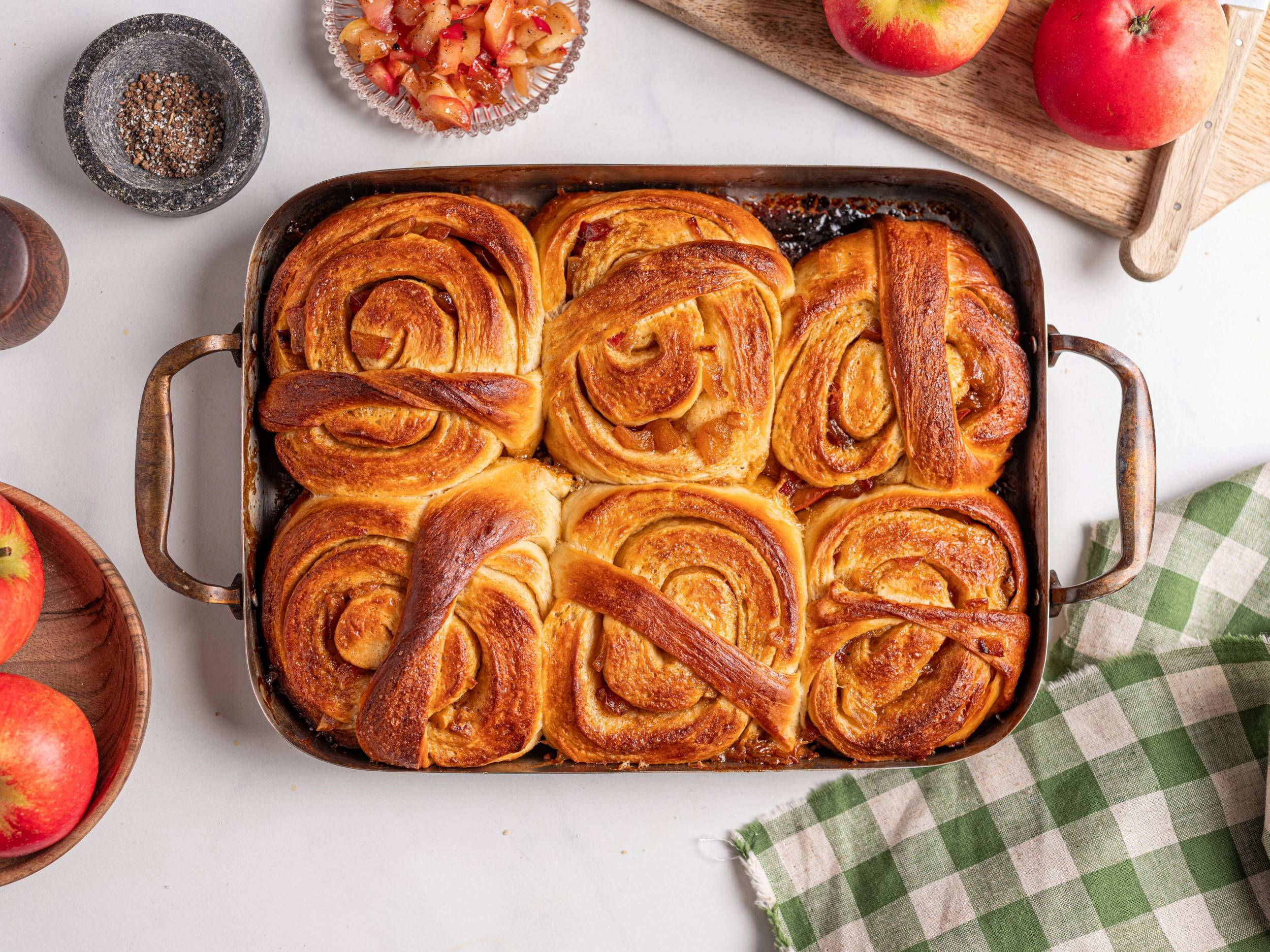 Kanelsnurrer med eplefyll og kremostglasur