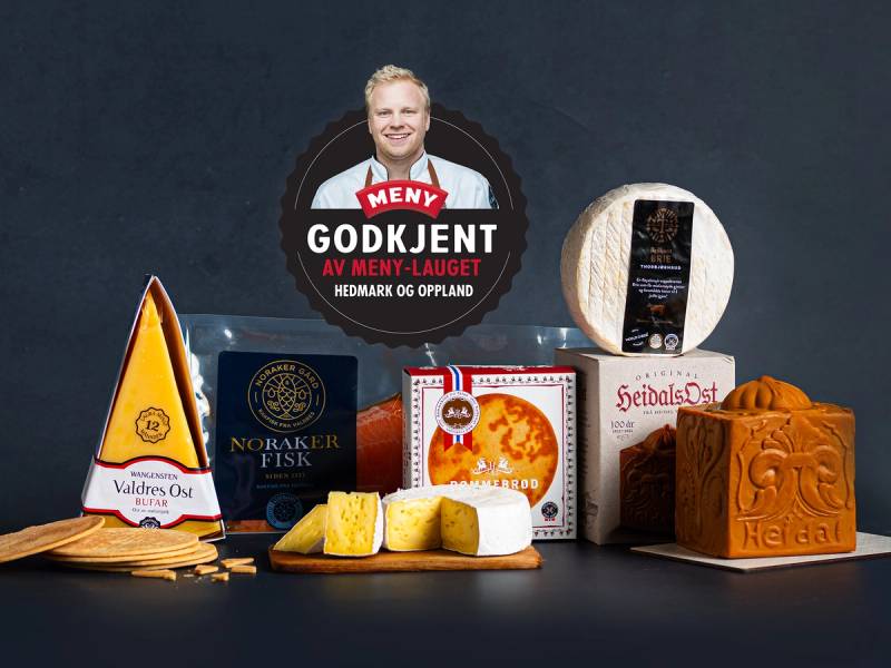 Ulike norske oster og matvarer på et bord, med en plakat som sier 'Meny godkjent av Meny-laget Hedmark og Oppland'.