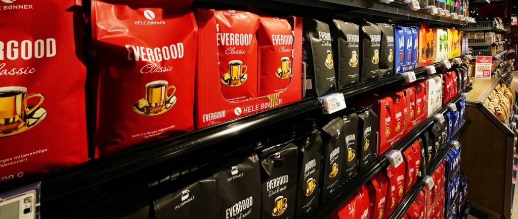 Ulike eskeprodukter av Evergood-merket på en butikkhylle, hovedsakelig i røde og svarte pakker.