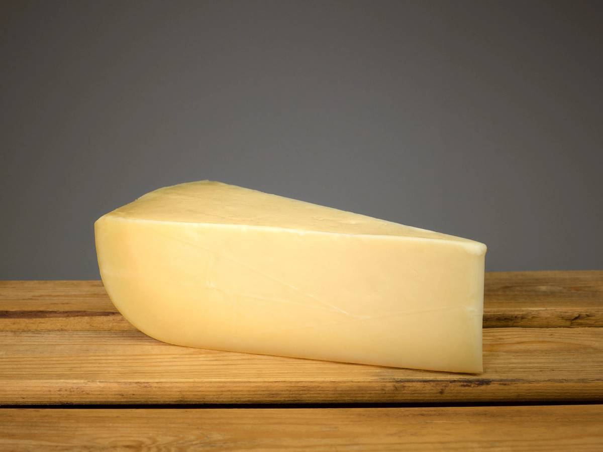 En blokk av Leigrøv Naturell ung ost på en treplate