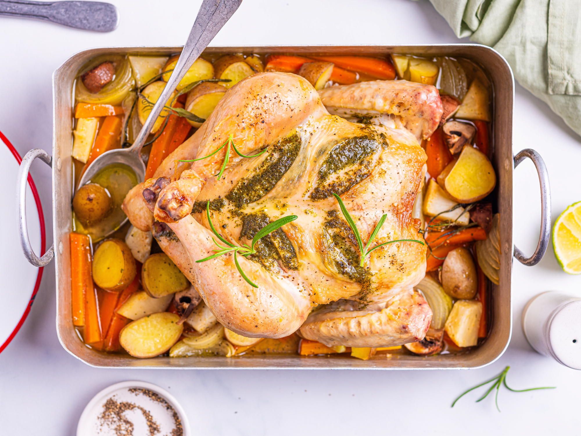 Helstekt kylling med ovnsbakte rotgrønnsaker