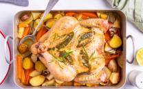 Helstekt kylling med ovnsbakte rotgrønnsaker