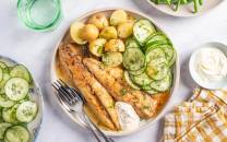 Sprøstekt makrell med agurksalat
