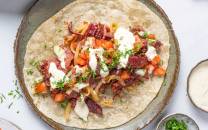 Stekt biffsnadder med grønnsaker og saus på en tallerken