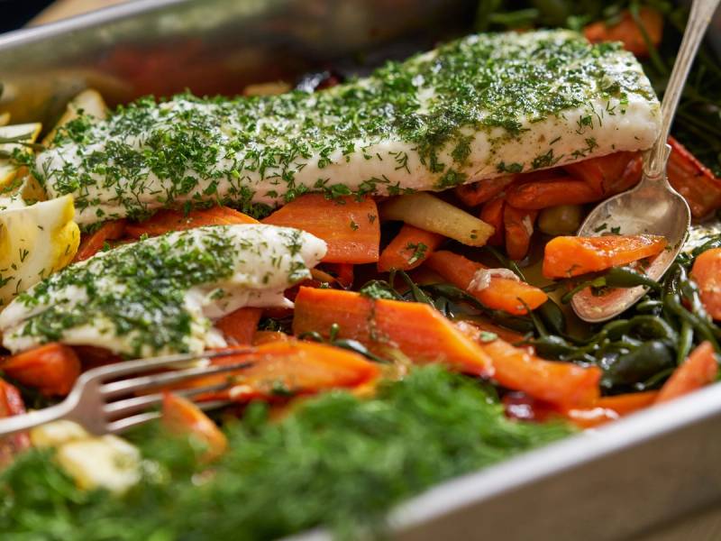 Urtebakt kveitefilet med honningglaserte rotgrønnsaker på en tallerken.