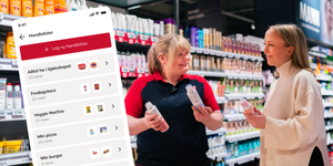 To personer som står i en matbutikk og snakker, med handleliste på mobilen i bakgrunnen.