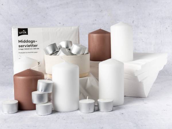 En rekke lys i ulike størrelser og farger, inkludert hvite og brune, plassert på en lys bakgrunn.