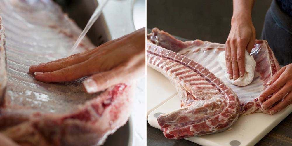 Personer som skjærer opp pinnekjøtt på kjøkkenbenken før tilberedning.