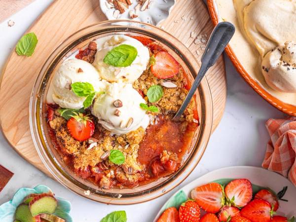 Crumble med jordbær og rabarbra