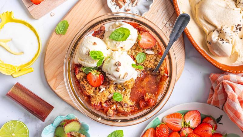 Crumble med jordbær og rabarbra