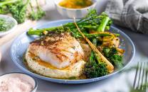 Stekt skrei med pastinakkpure, brokkolini og soyasmør