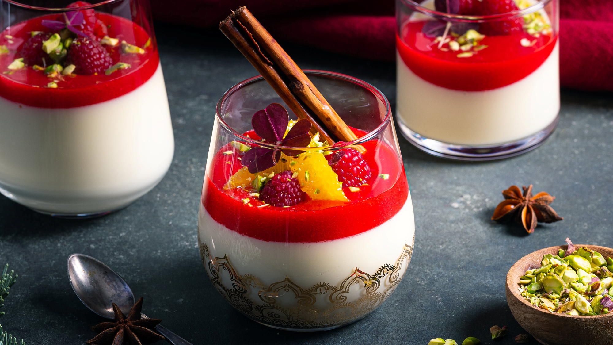Panna cotta med bringebærsaus
