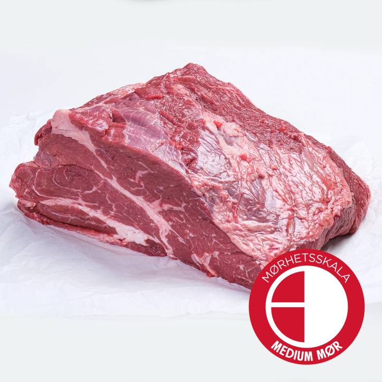 Et stykke rått Angus storfekjøtt med tydelige muskelfibre og fettmerker, plassert på en hvit bakgrunn med en Mørhetsskala-merke for medium mørkt kjøtt.