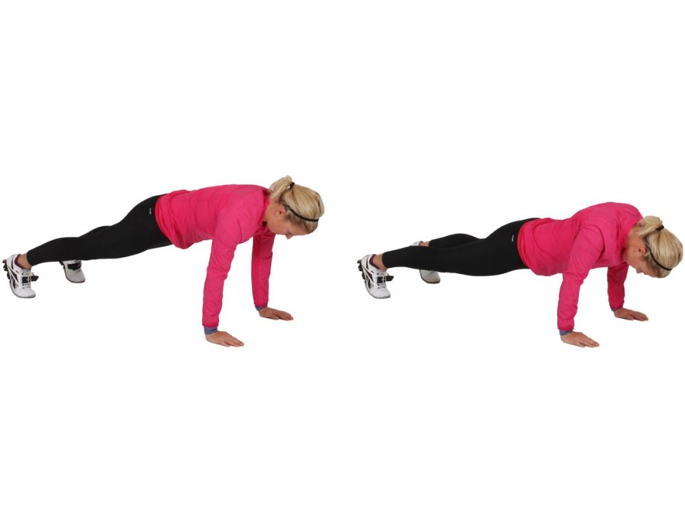 To personer utfører plankeøvelser på gulvet, begge i samme posisjon med kroppen parallel til gulvet og støttet av armene og tærne.